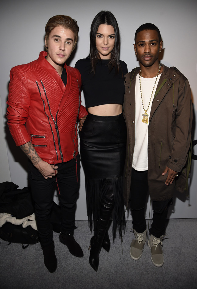  Justin Bieber, Kendall Jenner, and Big Sean pose backstage at the adidas Originals x Kanye West YEEZY SEASON 1 fashion show during New York Fashion Week Fall 2015 at Skylight Clarkson Sq on February 12, 2015 in New York City