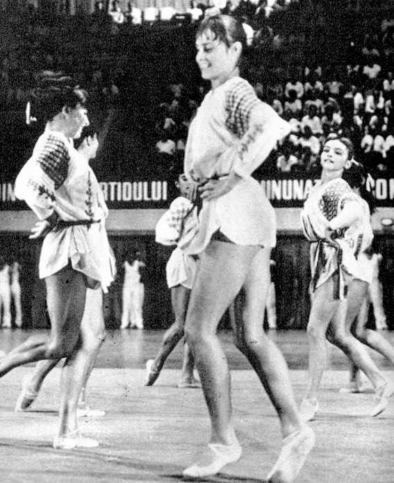 Nadia Comăneci şi echipa de gimnastică a României în 1976